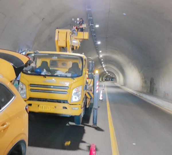18米升降车隧道检修照明灯施工现场